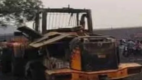 Jharkhand: हजारीबाग में क्रिमिनलों का तांडव, CCL की न्यू बिरसा प्रोजेक्ट में पेलोडर मशीन जलाया, फायरिंग में स्टाफ जख्मी