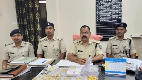 Dhanbad:  गोविंदपुर पुलिस को मिली बड़ी सफलता, बस से चोरी गयी एक करोड़ रुपये की ज्वेलरी व कैश बरामद