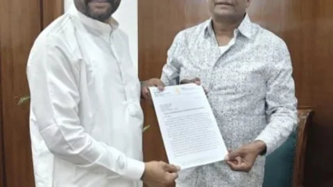 कोल मिनिस्टर से मिले एमपी ढुलू महतो, डीएवी स्कूलों की BCCL स्टाफ के बच्चों की फीस माफी की मांग