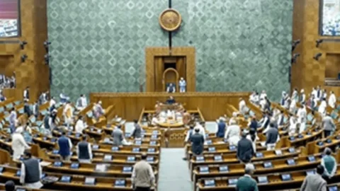 Waqf Amendment Bill 2025: लोकसभा ने वक्फ विधेयक को दी मंजूरी, समर्थन में 288 और विरोध में 232 वोट पड़े