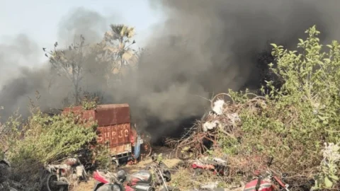 Dhanbad : धनबाद के कालूबथान ओपी कैंपस में लगी आग, कई गाड़ियां जली