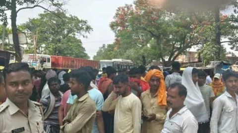 Bihar : रोहतास में दर्दनाक रोड एक्सीडेंट, बस की टक्कर से वाइफ-हसबैंड और बच्चों की मौत