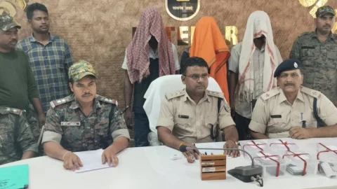 Jharkhand: लातेहार में PLFI के तीन उग्रवादी आर्म्स के साथ अरेस्ट दो पिस्टल और कई गोलियां बरामद