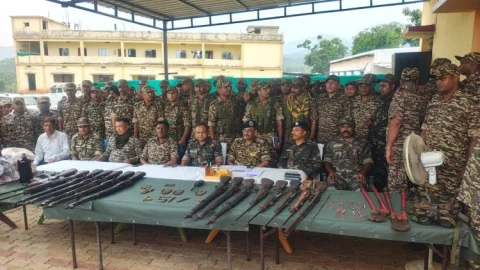 Jharkhand: गिरिडीह पुलिस को मिली बड़ी सफलता, नक्सली ठिकानों से रायफल, SLR व भारी मात्रा में विस्फोटक बरामद