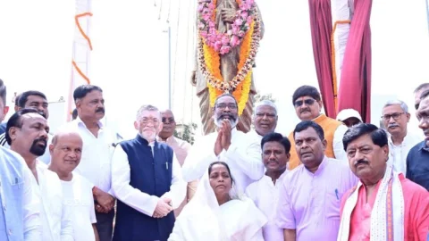 Dhanbad : झारखंड के गवर्नर संतोष गंगवार एवं सीएम हेमंत सोरेन ने बिनोद बिहारी महतो की प्रतिमा का किया अनावरण