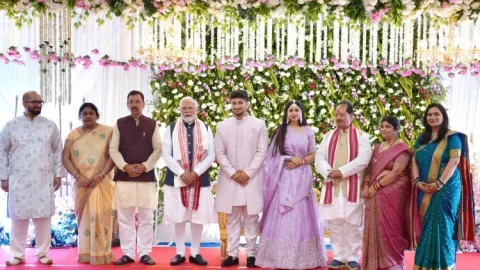 Bihar: डिप्टी सीएम विजय सिन्हा के घर पहुंचे PM नरेंद्र मोदी, बेटे के Ring Ceremony में वर-वधू को दिया आशीर्वाद