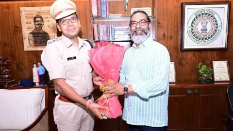 Jharkhand : जिलों में नव पदस्थापित डीसी, एसपी ने की CM हेमंत सोरेन से मुलाकात