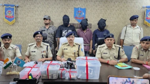 Jharkhand : इंदौर में फर्जी स्टॉक एक्सचेंज चलाने वाले तीन शातिर को बोकारो पुलिस ने किया अरेस्ट