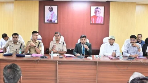 Dhanbad: धनबाद में बकरीद को लेकर प्रशासन अलर्ट, अफवाह फैलाने वालों पर कार्रवाई की चेतावनी