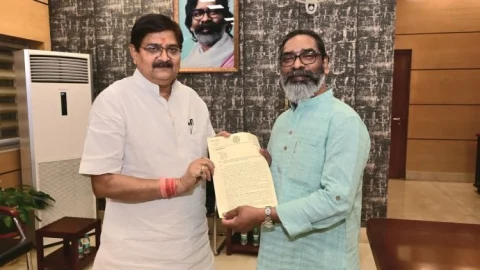 Dhanbad : MLA राज सिन्हा CM हेमंत सोरेन से मिले, जिले के महत्त्वपूर्ण सड़कों के निर्माण की मांग