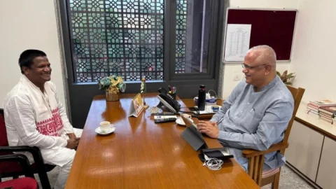 New Delhi : धनबाद एमपी ढुलू महतो ने बीजेपी के संगठन महासचिव बीएल संतोष से की मुलाकात