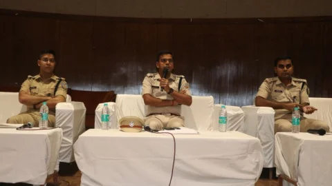 Dhanbad : काम मे लापरवाही करने वालों के खिलाफ कार्रवाई, बेहतर करनेवालों को इनाम : SSP