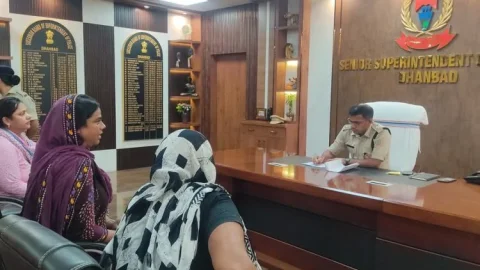 Dhanbad: SSP ने जनता दरबार में की 25 फरियादियों के मामले की सुनवाई