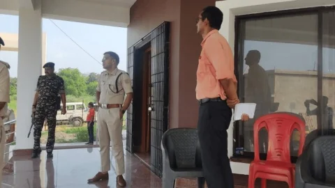 Dhanbad : एसएसपी ने किया नवनिर्मित बरवाअड्डा पुलिस स्टेशन बिल्डिंग का निरीक्षण, जल्द शिफ्ट करने का निर्देश