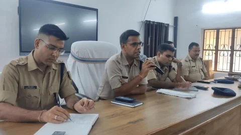Dhanbad : 10 वर्षों के बाद हुई पुलिस सभा,एसएसपी ने सुनी पुलिसकर्मियों की समस्या, समाधान का आश्वासन