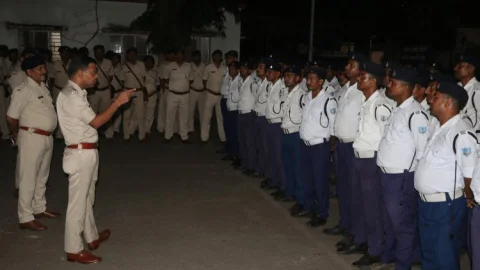 Dhanbad : एसएसपी ने ट्रैफिक पुलिस के अफसर व जवानों को दिया ब्रिफिंग