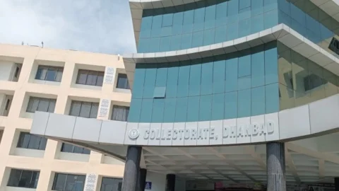 Dhanbad : पुलिस ऑफिस में एसएसपी का ऑपरेशन क्लीन शुरु