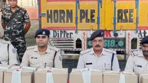 Jharkhand: धनबाद में पकड़ी गयी एक करोड़ की अंग्रेजी शराब, 12,036 बोतलों के साथ कंटेनर जब्त
