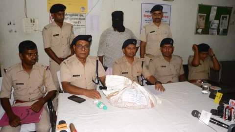 Dhanbad:धनबाद में दो किलो गांजा किया बरामद , पुलिस ने एक तस्कर को दबोचा