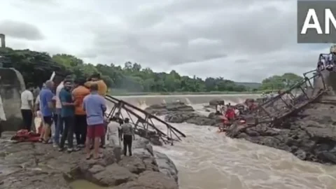 Pune Bridge Collapses: पुणे के पास इंद्रायणी नदी पर बना पुल ढह, कई पर्यटक बहे, दो की मौत; रेसक्यू ऑपरेशन जारी