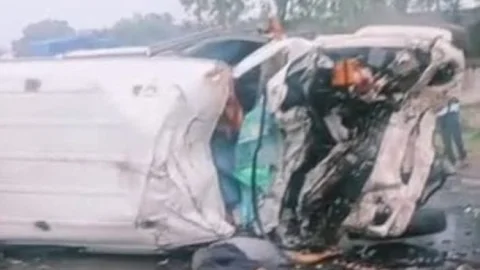 Jharkhand : टाटा-पुरुलिया रोड पर भीषण एक्सीडेंट, बोलेरो और ट्रेलर के बीच टक्कर में नौ की मौत