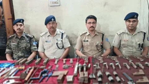 Jharkhand :बोकारो के जरीडीह में इलिगल आर्म्स फैक्ट्री का भंडाफोड़, 12 पिस्टल व अर्धनिर्मित आर्म्स बरामद