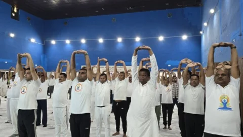 Dhanbad:अंतरराष्ट्रीय योग दिवस पर लोगों ने किया योगाभ्यास, ढुलू महतो बोले- स्वस्थ जीवन के लिए योग अहम
