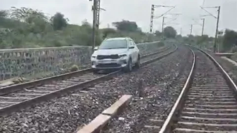 उत्तर प्रदेश की महिला ने तेलंगाना में रेलवे ट्रैक पर सरपट दौड़ायी कार, 15 ट्रेनें डायवर्ट