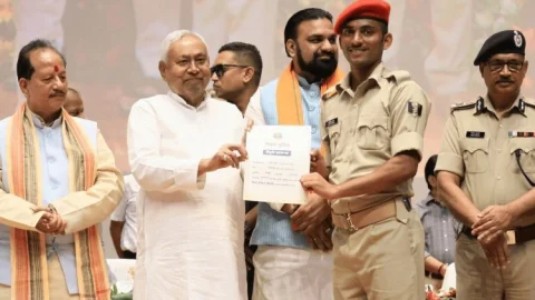Bihar: बिहार में CM Nitish ने रचा इतिहास, 21392 सिपाहियों को एकसाथ सौंपा नियुक्ति पत्र