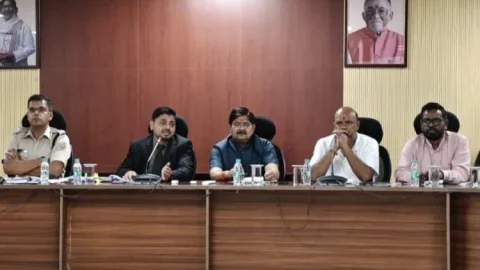 Dhanbad : जिला सड़क सुरक्षा समिति की बैठक , बोले DC दुकान के आगे सामान रखकर नहीं करने दिया जायेगा अतिक्रमण