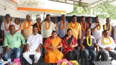Dhanbad : जनता मजदूर संघ को बड़ा झटका, बड़ी संख्या में पदाधिकारियों व कार्यकर्ताओं ने थामा RJKMS का दामन 