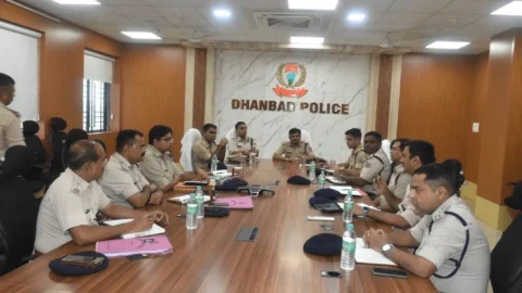 Dhanbad: IG ने पुलिस अफसरों के साथ की समीक्षा बैठक