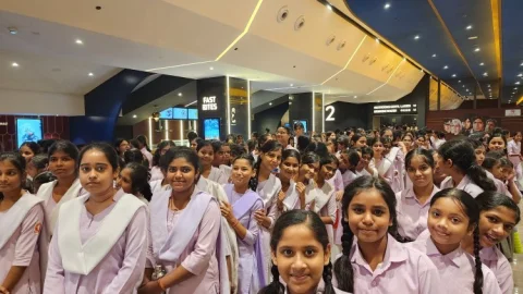 Dhanbad : सरस्वती शिशु मंदिर, श्यामडीह की छात्राएं पहुंची पीवीआर आइनॉक्स , फिल्म सितारे जमीन पर का लुत्फ उठाया
