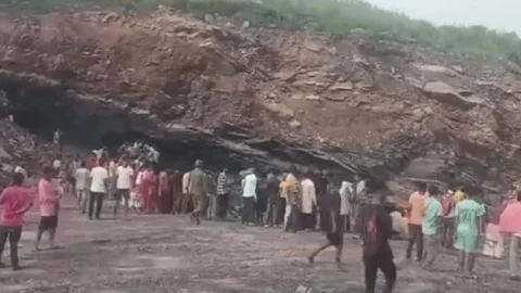 Jharkhand : रामगढ़ में इलिगल माइनिंग के दौरान चाल धंसी, चार लोगों की मौत, आधा दर्जन जख्मी