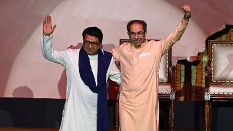 Maharashtra : 20 साल बाद एक मंच पर साथ आये ठाकरे ब्रदर्स, उद्धव  बोले- साथ आये हैं तो साथ ही रहेंगे