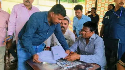 Dhanbad : MP ढुलू महतो ने लगाया जनता दरबार, ऑन द स्पॉट निष्पादन पर रहा जोर
