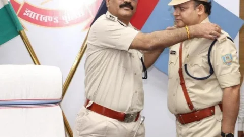 Jharkhand: 64 पुलिस इंस्पेक्टर बने डीएसपी, डीजीपी ने बैज लगाकर किया सम्मानित