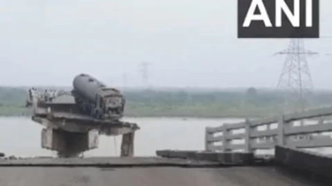 Gujarat Bridge Accident : गुजरात में 43 साल पुराना गंभीरा पुल टूटा,हादसे में 13 की मौत