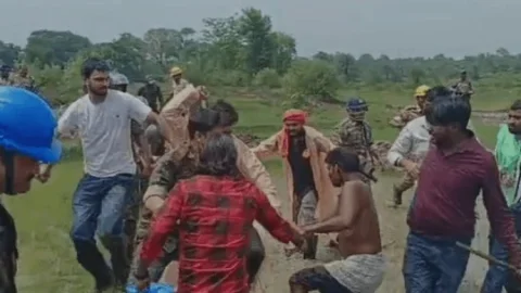 Dhanbad: अधिग्रहित जमीन अतिक्रमण मुक्त कराने गयी SAIL मैनजमेंट टीम का विरोध, ग्रामीणों पर हल्का बल प्रयोग