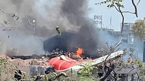 Ahmedabad Plane Crash : अहमदाबाद प्लेन क्रैश की रिपोर्ट में खुलासा, 'एक सेकेंड में फ्यूल कट और इंजन बंद'