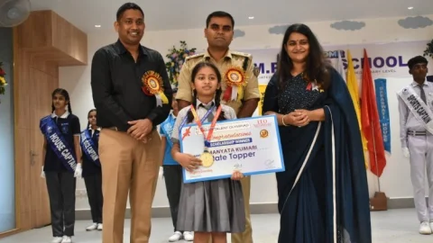Dhanbad : डीएम पब्लिक स्कूल परसिया में अलंकरण समारोह, लीडरशीप बच्चों को पदभार सौपा गया