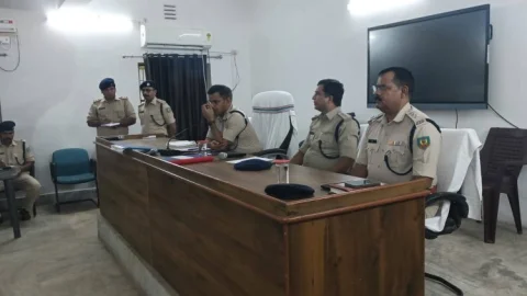 Dhanbad : पुलिस लाइन में पुलिस सभा का आयोजन, एसएसपी ने सुनी पुलिसकर्मियों को समस्याएं