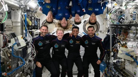 Axiom-4 Mission: स्पेस स्टेशन से रवाना हुए शुभांशु शुक्ला, ISS से अनडॉक हुआ यान