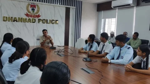 Dhanbad:  SSP बने टीचर, स्कूली बच्चों को पढ़ाया सफलता का पाठ