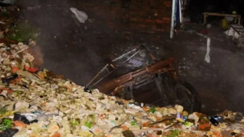 Dhanbad : झरिया में देर रात तेज आवाज के साथ फटी धरती, गोफ में समाया मिनी ट्रक