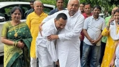 Bihar : नीतीश कुमार के बेटे निशांत कुमार 44 साल वर्ष के हो गये,  जन्मदिन महावीर मंदिर में किया रुद्राभिषेक 
