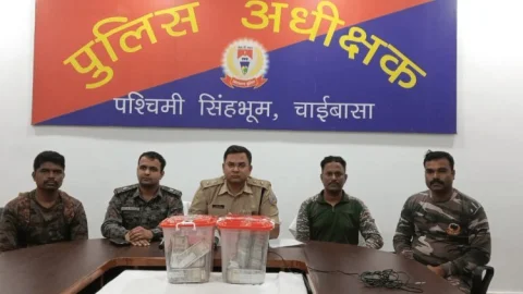 Jharkhand: माओवादियों को बड़ा झटका, आर्म्स खरीदने को जमीन में छिपा रखे थे 35 लाख, सुरक्षाबलों ने किये जब्त