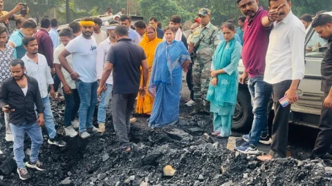 Dhanbad: कोयला लोडिंग में सिंह नेचुरल आउटसोर्सिंग कंपनी की मनमानी, झरिया एमएलए ने जतायी नाराजगी 