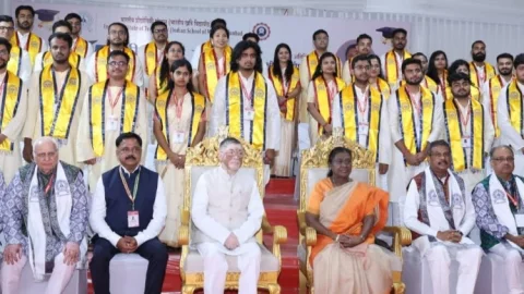 IIT-ISM Convocation : IIT-ISM के दीक्षांत समारोह में राष्ट्रपति द्रौपदी मुर्मू बोलीं – “आप केवल इंजीनियर नहीं, बल्कि भविष्य के निर्माता हैं”