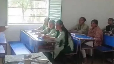 Jharkhand : शहीद सप्ताह में पेट्रोलिंग के दौरान थानेदार बने शिक्षक, मनातू थाना प्रभारी का सराहनीय कदम